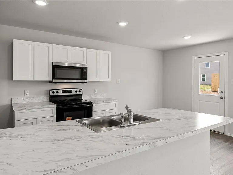 303 Victory Dr — Photo 2