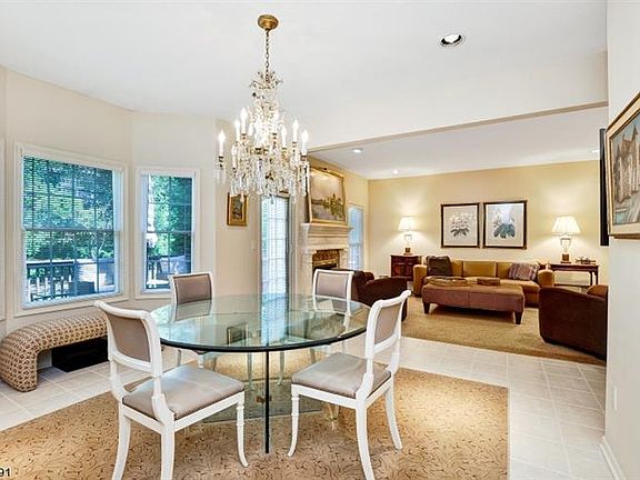 4th image of 4 Oakmont Ct