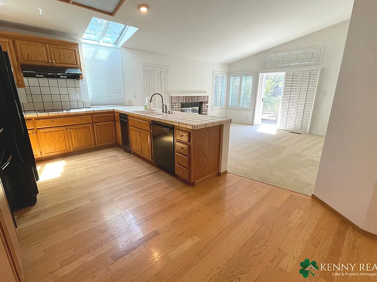 144 Glasgow Ln — Photo 5