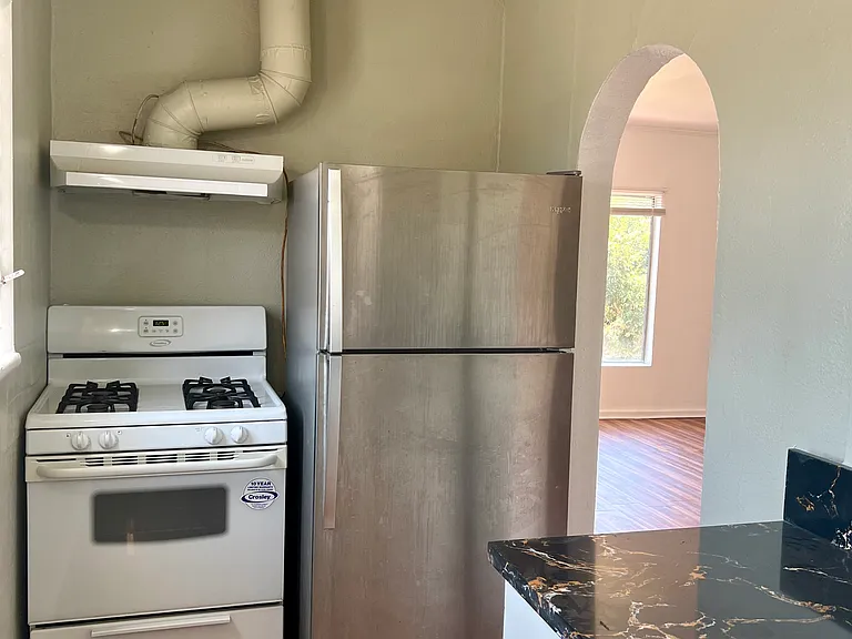 264 S Coronado St #B — Photo 7