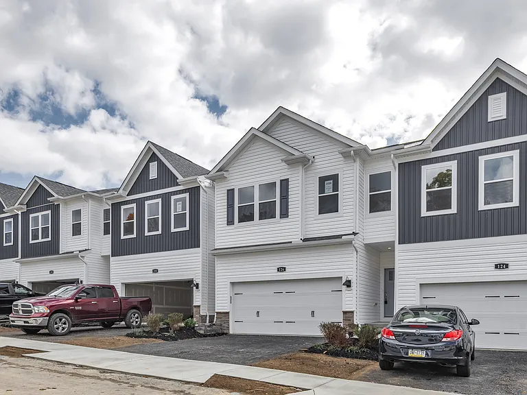 126 Scotland Ln — Photo 2