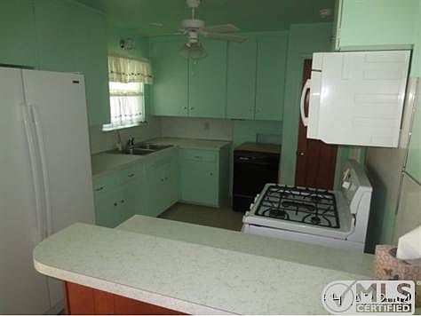 Kitchen w/refrigerator