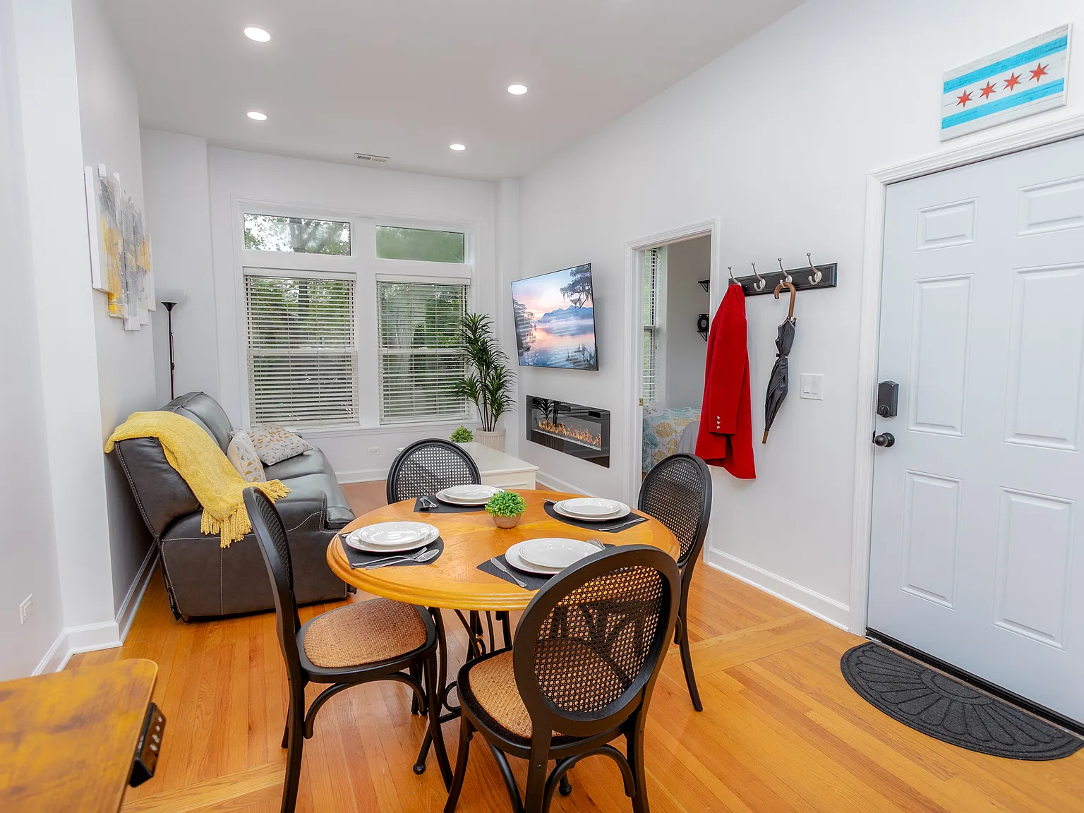 2232 W Homer St — Photo 2