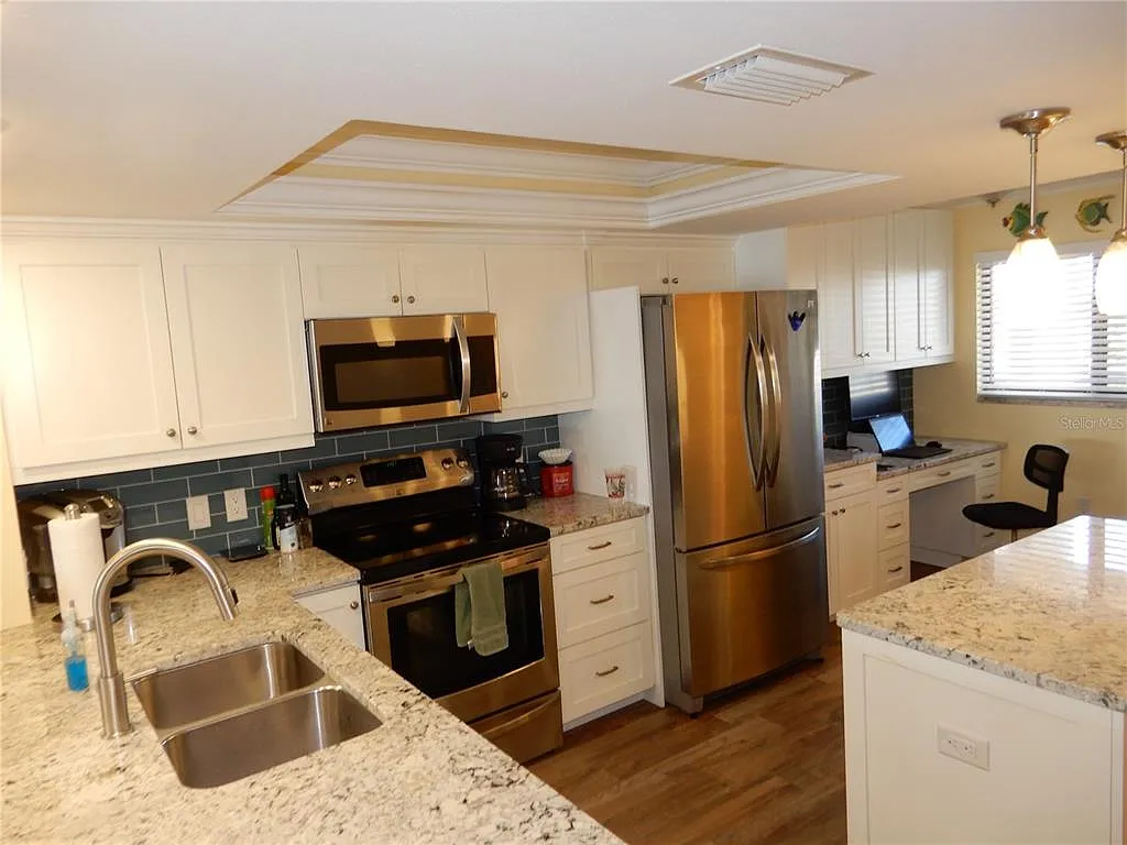 2 bed, 2.0 bath, 1040 sqft, $3,300 — Photo 4