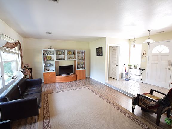 2nd image of 1849 Woodleigh Dr W