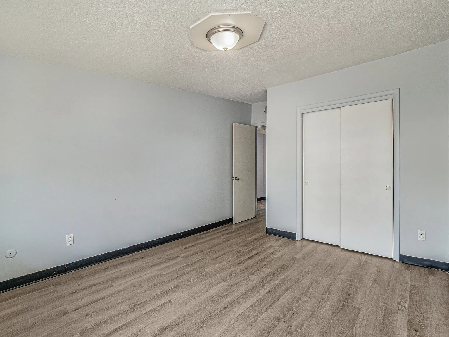 1 bed, $895 — Photo 1