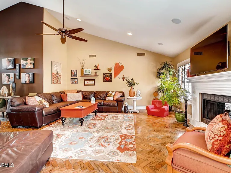 3437 E Equestrian Trl — Photo 2