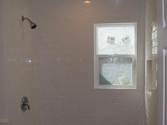 4th image of 31 E Louise St