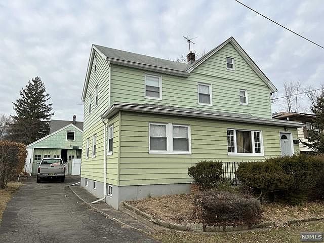 2nd image of 1092 Summit Ave
