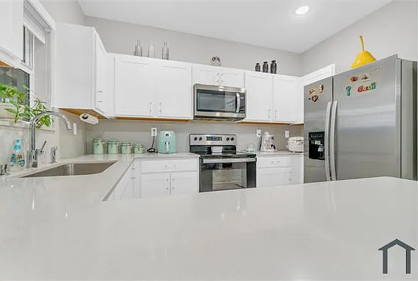 3 bed, 1315 sqft, $3,000 — Photo 1