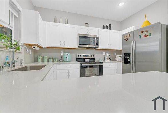 1st image of 424 NE 4th Ave #424