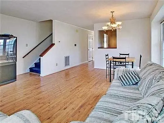 2 bed, 2.5 bath, 1081 sqft, $1,600 — Photo 2