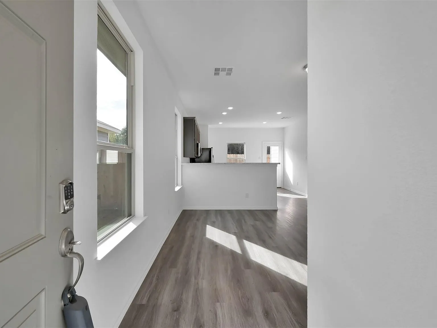 3 bed, 2.0 bath, 1232 sqft, $1,800 — Photo 3