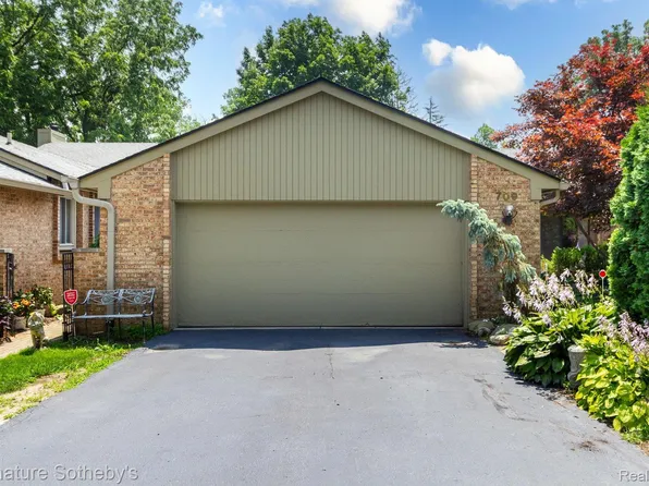 709 Arbor Ct #2, Bloomfield Hills, MI 48304