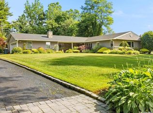 5 Ebbtide Ln, Dix Hills, NY 11746