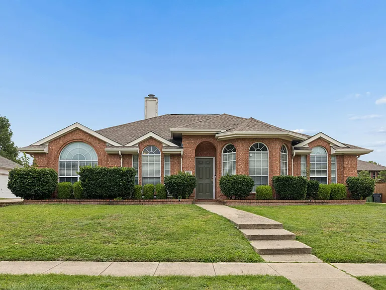 300 Thomas Dr — Photo 3