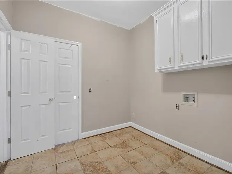1032 Lynch Rd — Photo 5