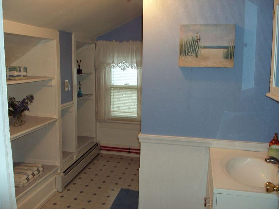 2nd image of 138 Clinton St #B
