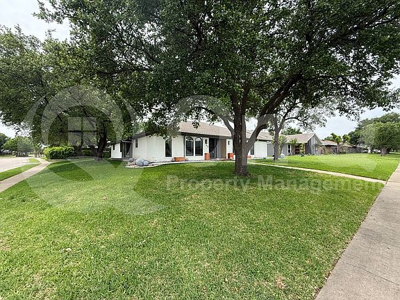 3rd image of 914 Hillsdale Dr