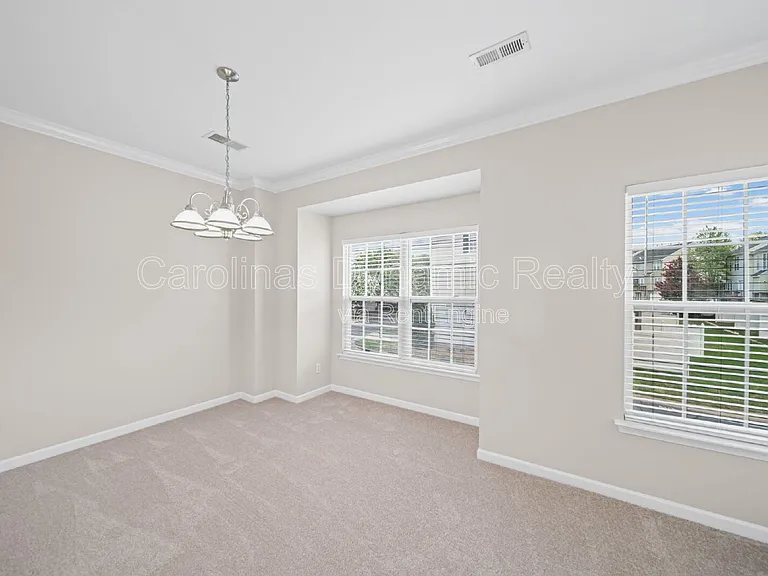 1526 Royal Auburn Ave — Photo 15