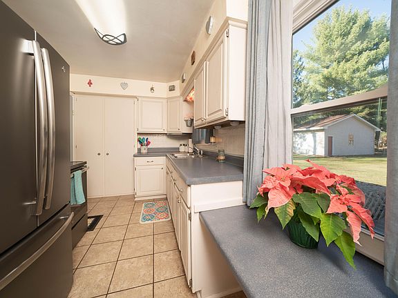 3rd image of 919 Karendale Ave