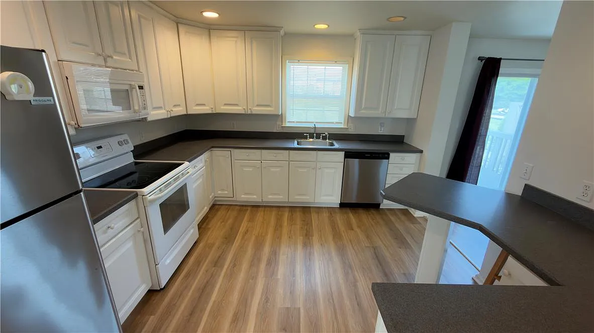 3 bed, 2.5 bath, 1996 sqft, $2,950 — Photo 4