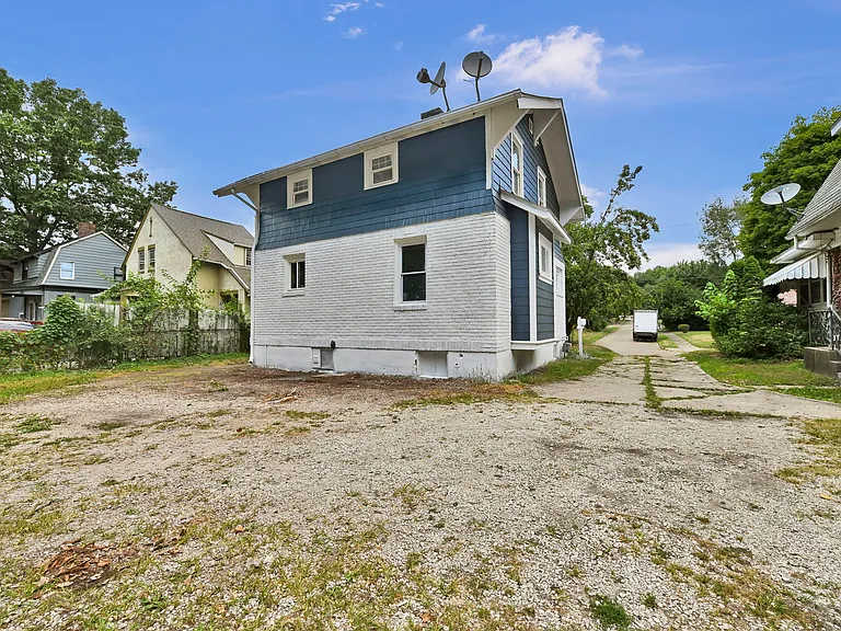 1584 Hampton Rd — Photo 4