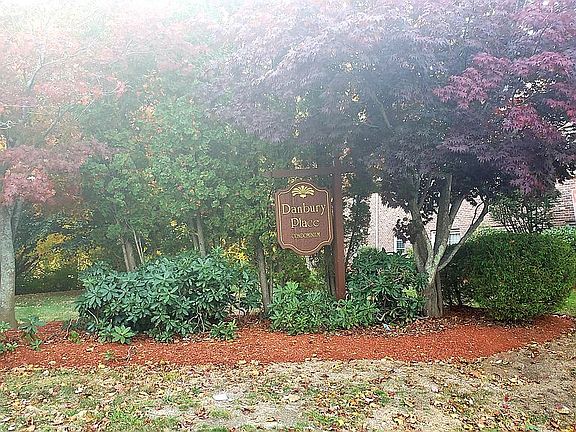 5th image of 10 Danbury Dr APT 5