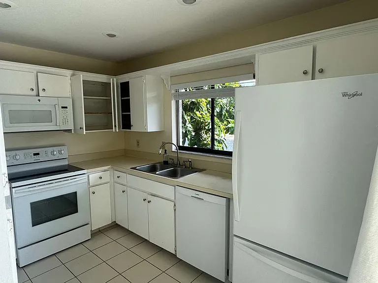 15233 W Pond Woods Dr #404 — Photo 4