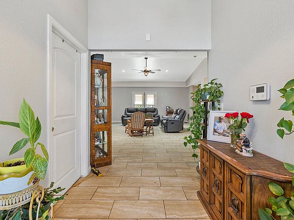 5th image of 924 E K Avenue