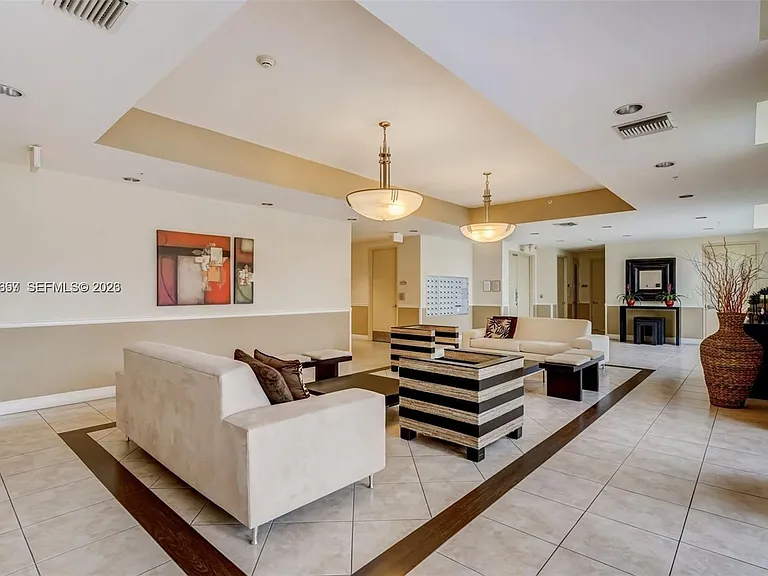 2425 SW 27th Ave #806 — Photo 5