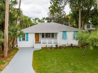 957 E Coast Dr, Atlantic Beach, FL 32233