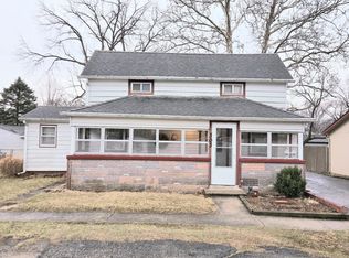 303 E 1st St, Leaf River, IL 61047