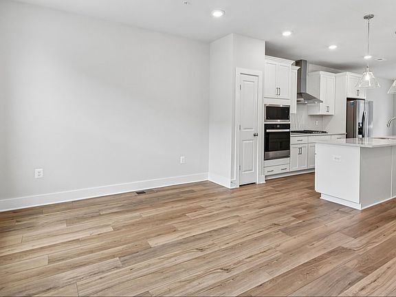 5th image of 2729 Light St