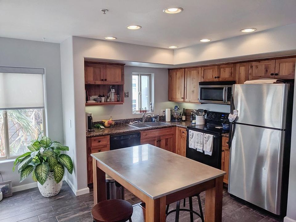 1st image of 801 W Hawthorn St Unit 302