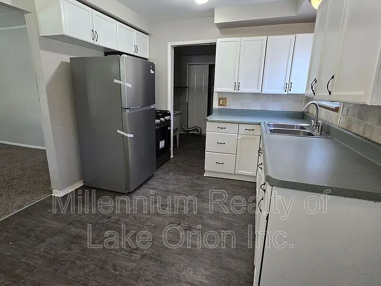 749 Stanley Ave — Photo 4