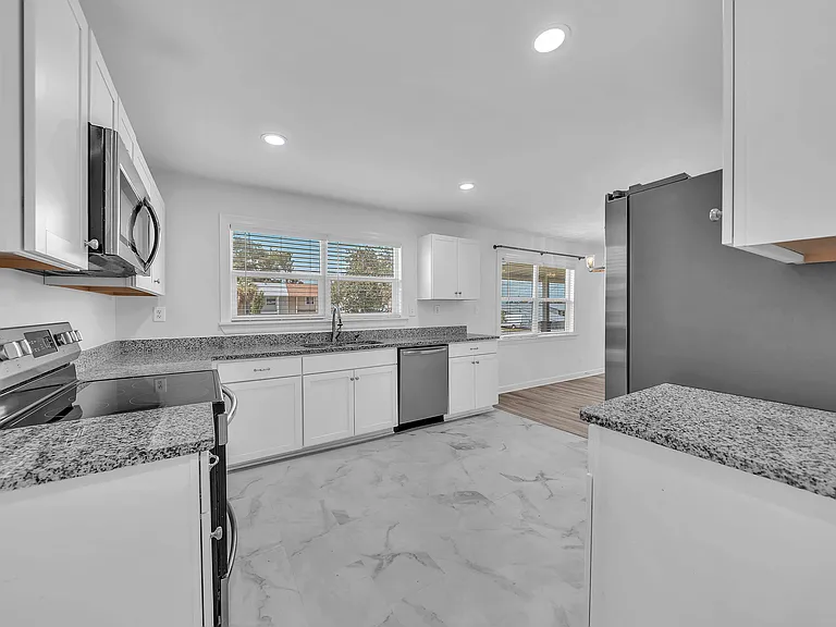 4900 S Lakewood Dr — Photo 3