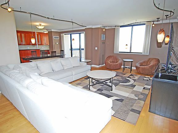 4th image of 27010 Grand Central Pkwy APT 18N