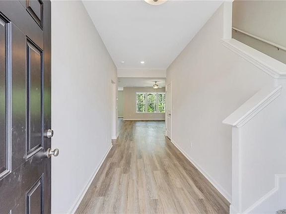 4th image of 277 Acorn Dr