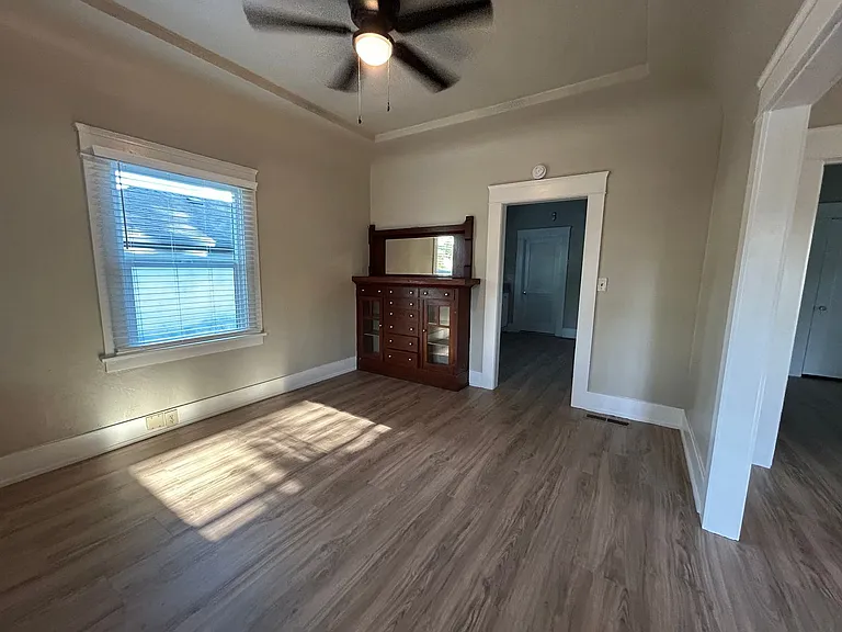 504 E Walnut St — Photo 3