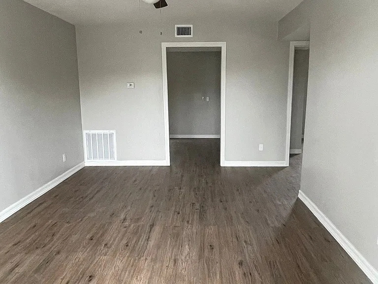 913 Athol St — Photo 14