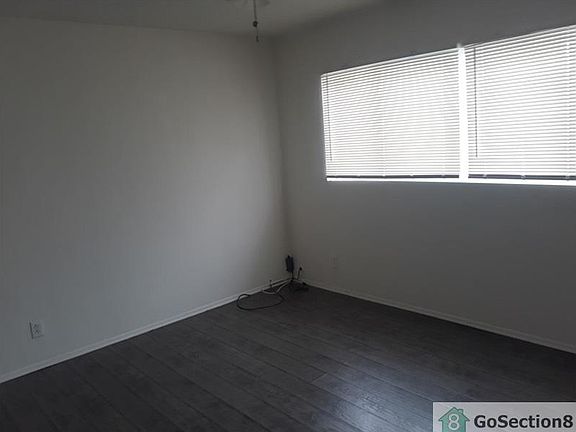 4th image of 844 W 52nd St APT 4