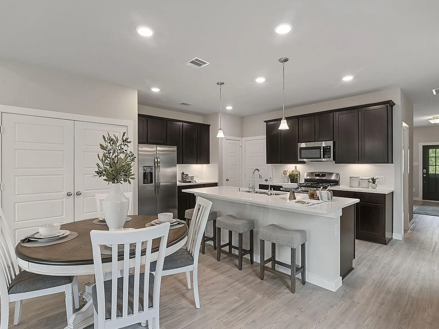 4 bed, 2.5 bath, 2362 sqft, $2,199 — Photo 4
