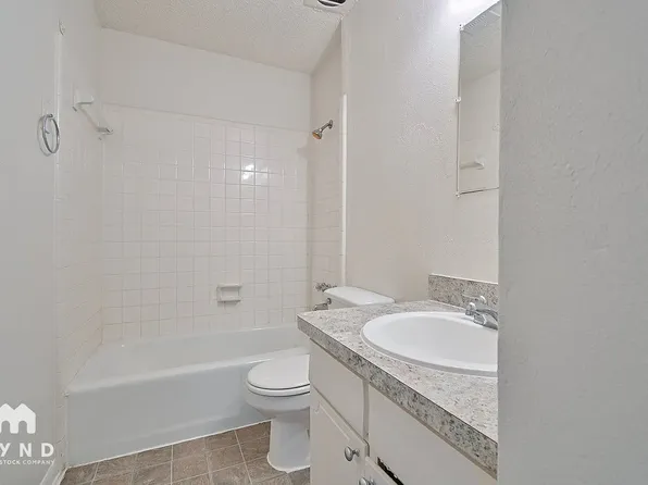 712 Meadowglen Dr, Baytown, TX 77521