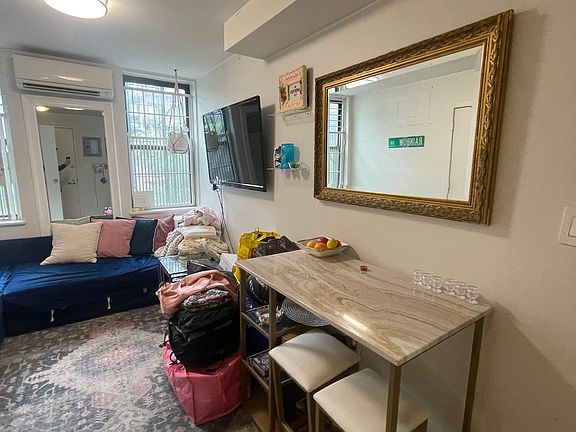 2nd image of 514 E 6th St APT 2R