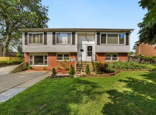 7312 Hawthorne Ave, Woodridge, IL 60517