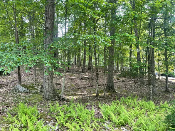 319 Eastwood Dr, Greentown, PA 18426