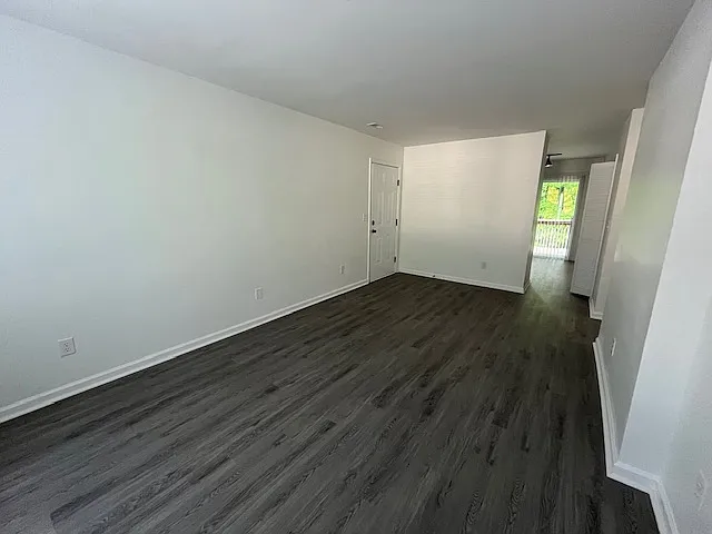 Oak Square Apartments — Photo 9