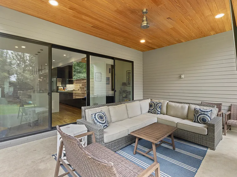 2335 Kirby St — Photo 11