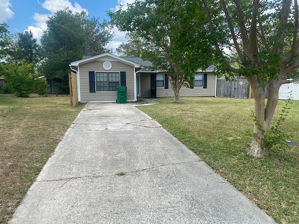1st image of 10 Crestwood Cir